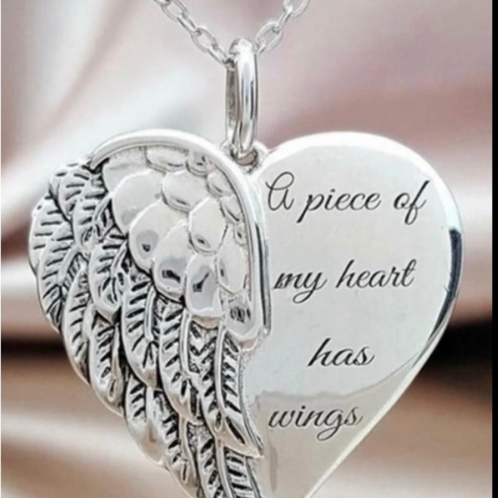 #DEMaccessories #APieceOfMyHeartHasWings #Necklace #StatementJewelry 🤞🏽☀️